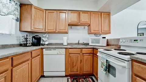 Studio (2 Bedrooms) | Private kitchen | Microwave, oven, stovetop, dishwasher