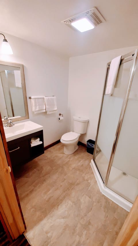 Superior Room, 1 King Bed | Bathroom | Combined shower/tub, towels