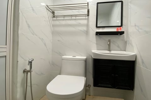 Deluxe Twin Room | Bathroom | Shower, bidet, towels