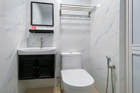 Superior Suite | Bathroom | Shower, bidet, towels