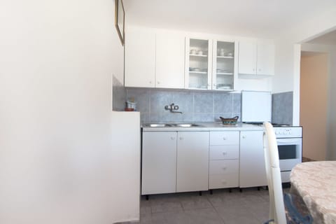 Apartment (A1) | Private kitchen | Fridge, stovetop, toaster, cookware/dishes/utensils