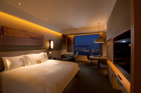 Executive Room, 1 King Bed | Premium bedding, down comforters, pillowtop beds, minibar