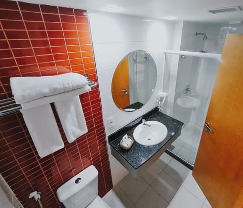 Deluxe Triple Room | Bathroom | Shower, rainfall showerhead, free toiletries, hair dryer