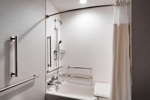 Combined shower/tub, free toiletries, towels