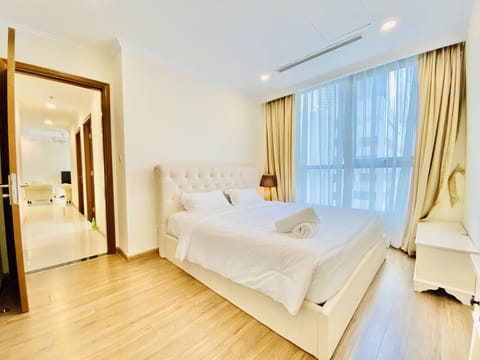 Executive Apartment | Premium bedding, down comforters, individually furnished, desk