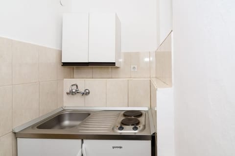 Studio (Studio with Terrace and Sea View) | Private kitchenette | Fridge, stovetop, cookware/dishes/utensils