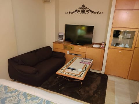 Economy Double Room, Smoking | Living area | Flat-screen TV, DVD player, pay movies