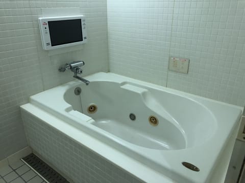 Economy Double Room, Smoking | Bathroom | Separate tub and shower, deep soaking tub, free toiletries, hair dryer