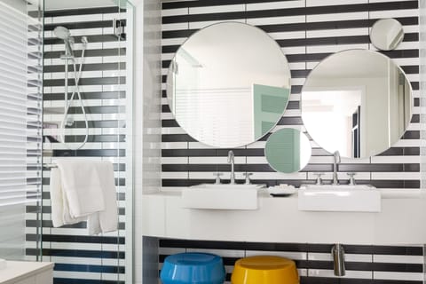 QT King Suite- Ocean View | Bathroom | Shower, free toiletries, hair dryer, bathrobes