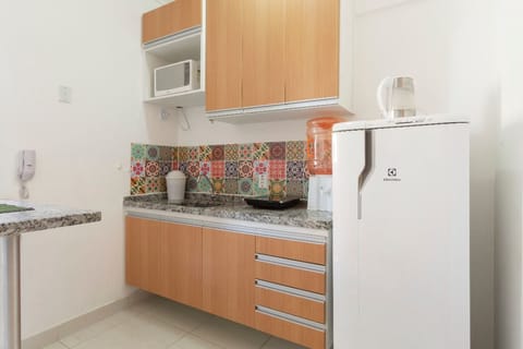 Basic Studio (303) | Private kitchen | Fridge, stovetop, cookware/dishes/utensils