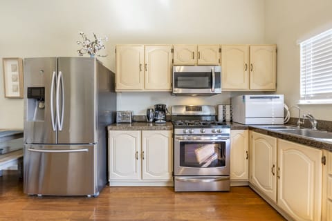 Family Duplex | Private kitchen | Fridge, microwave, oven, stovetop