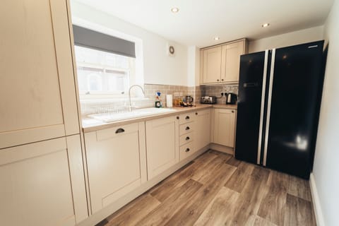 Deluxe Apartment | Private kitchen | Full-size fridge, microwave, oven, stovetop