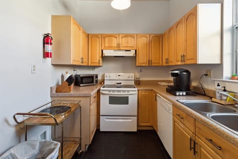The full kitchen has the basic essentials to prepare a light meal.