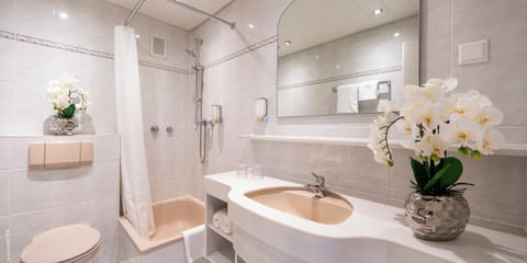 Comfort Double Room | Bathroom | Shower, hair dryer, towels, soap