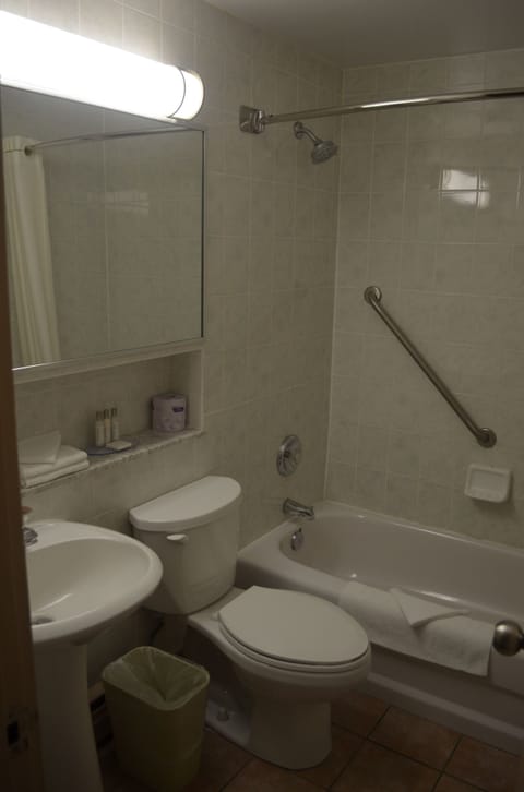 Combined shower/tub, towels