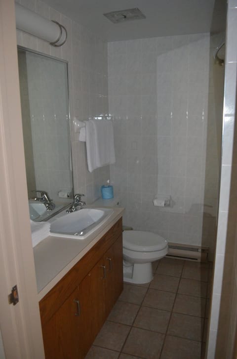 Suite, 1 Bedroom, Non Smoking (4 Double Beds) | Bathroom | Combined shower/tub, towels