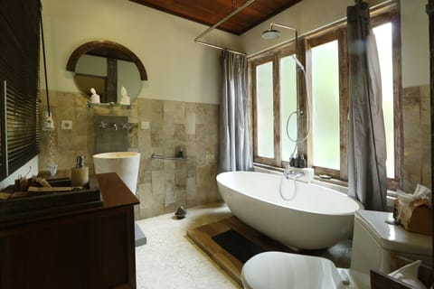 Junior Suite, 1 Bedroom, Bathtub, Garden View | Bathroom | Free toiletries, hair dryer, bathrobes, towels