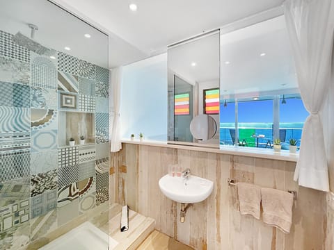 Superior Studio, Sea View | Bathroom | Shower, towels