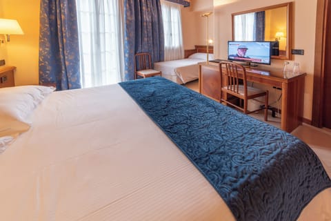 Triple Room | In-room safe, desk, cribs/infant beds, free WiFi