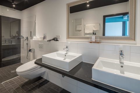 Superior Room, 1 Double Bed | Bathroom | Rainfall showerhead, free toiletries, hair dryer, towels
