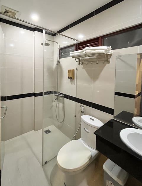 Triple Room | Bathroom | Rainfall showerhead, free toiletries, hair dryer, bidet