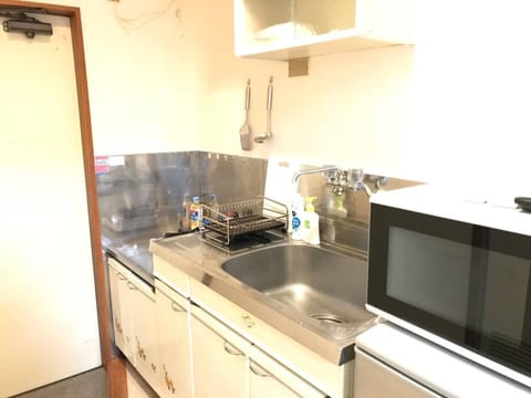 YAMATO-H SHIMOKITAZAWA 202 | Private kitchen | Fridge, microwave, stovetop, cookware/dishes/utensils