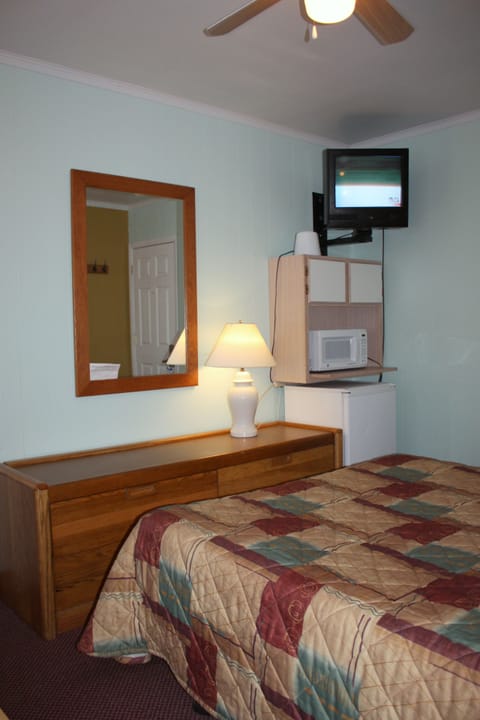 Standard Room, 1 Queen Bed, Refrigerator & Microwave | Iron/ironing board, free WiFi, bed sheets