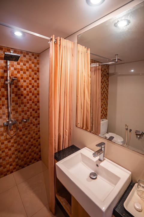 Deluxe Room | Bathroom | Combined shower/tub, free toiletries, slippers, towels