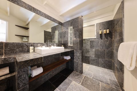 Superior Room, Garden View | Bathroom | Shower, rainfall showerhead, free toiletries, hair dryer