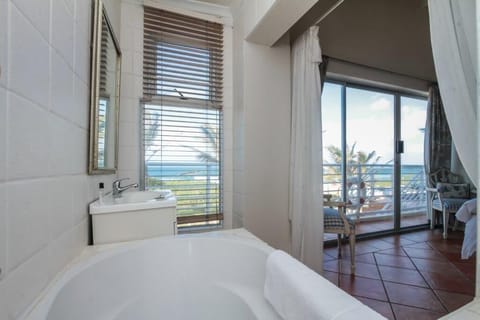 King Room with Balcony - Sea View | Bathroom | Separate tub and shower, rainfall showerhead, free toiletries, towels