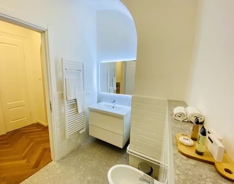 Deluxe Room | Bathroom | Shower, designer toiletries, hair dryer, bidet