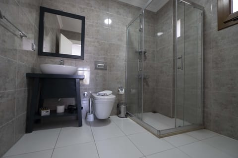 Exclusive Double Room, 1 Bedroom, Balcony | Bathroom | Shower, rainfall showerhead, free toiletries, hair dryer