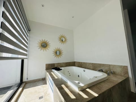 Superior Studio Suite | Bathroom | Shower, free toiletries, towels, soap