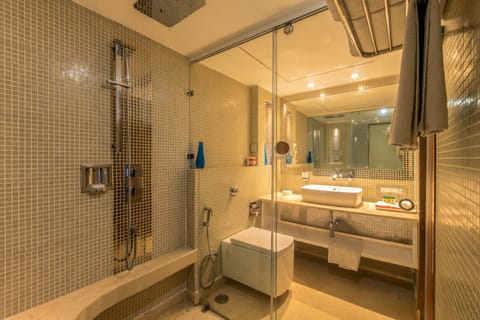 Hazel Suite | Bathroom | Combined shower/tub, deep soaking tub, free toiletries, hair dryer