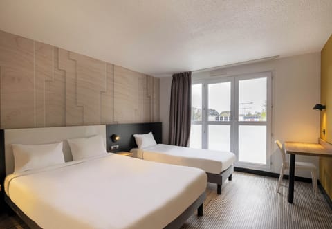 Triple Room, Non Smoking | Desk, free WiFi, bed sheets