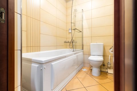 Standard Single Room, 1 Bedroom, Non Smoking, City View | Bathroom | Shower, free toiletries, hair dryer, bathrobes