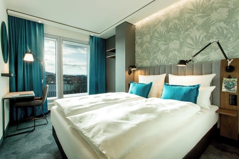 Desk, soundproofing, free WiFi, bed sheets