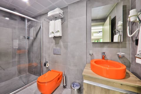 Standard Double Room | Bathroom | Shower, rainfall showerhead, free toiletries, hair dryer