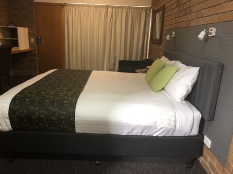 Queen Room with Spa | Premium bedding, minibar, desk, laptop workspace
