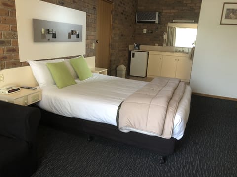 King room with spa | Premium bedding, minibar, desk, laptop workspace
