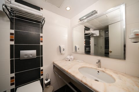 Standard Room, 1 Double or 2 Twin Beds, Garden View | Bathroom | Shower, rainfall showerhead, free toiletries, hair dryer