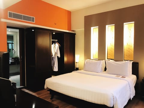 Executive Suite, 1 King Bed | Premium bedding, free minibar, in-room safe, desk