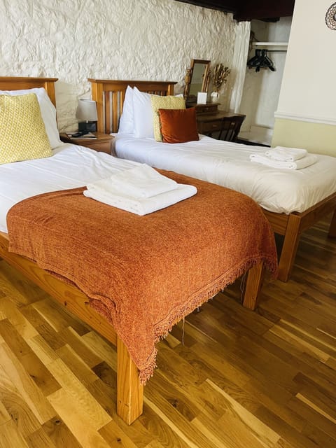 Traditional Twin Room, Ensuite, Courtyard View