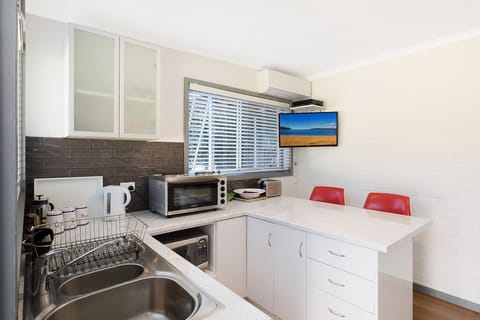 Standard Apartment | Private kitchen | Mini-fridge, microwave, oven, toaster