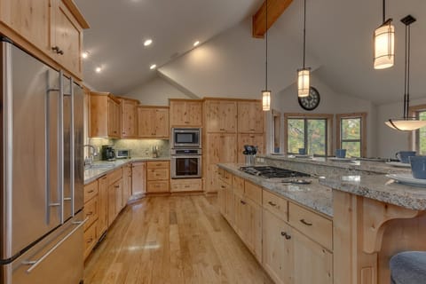 - Spacious kitchen with granite counters
- Stainless steel appliances and double oven
- Tahoe cabin rental with chef-inspired setup
