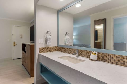 Standard Room, 2 Queen Beds, Non Smoking, Refrigerator & Microwave | Bathroom | Eco-friendly toiletries, hair dryer, towels