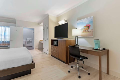 Standard Room, 1 King Bed, Accessible, Non Smoking | In-room safe, desk, laptop workspace, blackout drapes