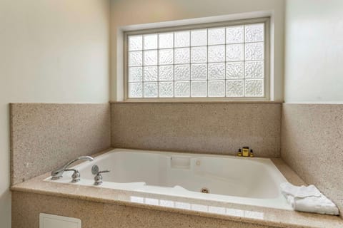 Suite, 1 King Bed, Non Smoking, Jetted Tub | Bathroom | Eco-friendly toiletries, hair dryer, towels