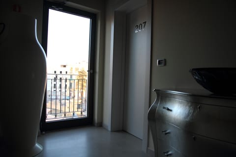 Deluxe Double or Twin Room, City View (Piazza Fontana View) | Minibar, in-room safe, desk, soundproofing