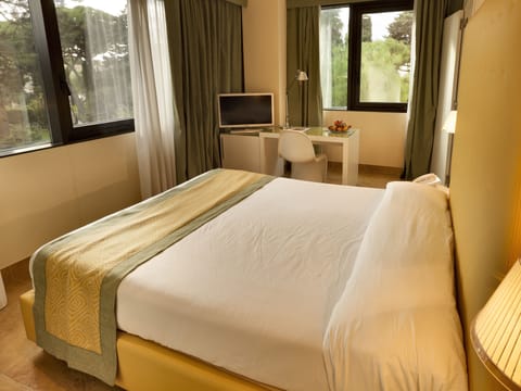 Junior Suite, 1 Double Bed | In-room safe, desk, blackout drapes, soundproofing